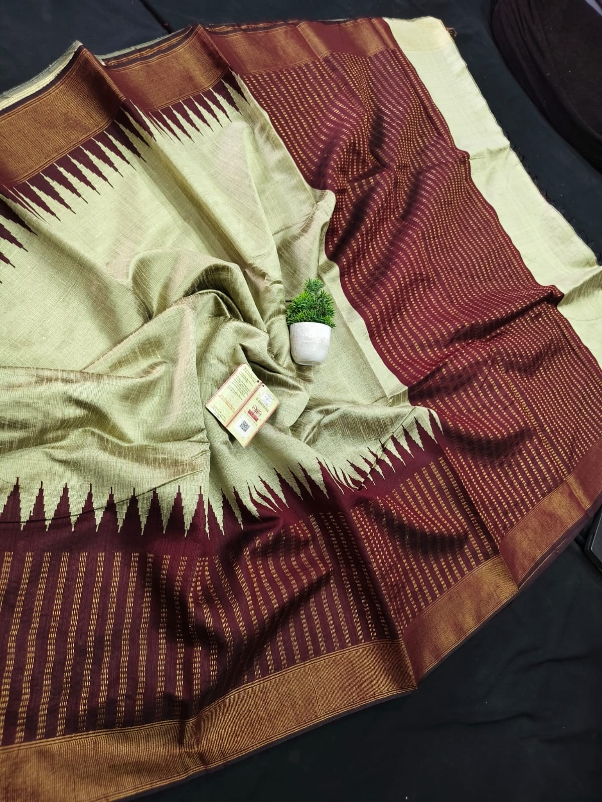 Temple Border Raw pattern and  pallu with contrast blouse saree